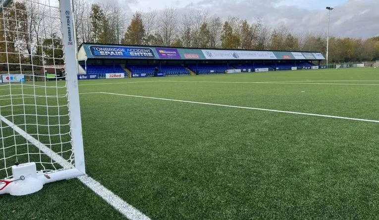 Góc nhìn khán đài Longmead, nơi cổ động viên Tonbridge Angels thường tụ họp cổ vũ đội nhà