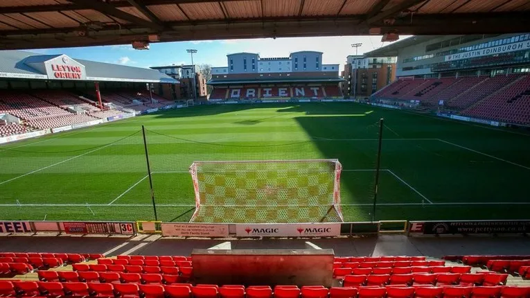 Góc nhìn sân Brisbane Road từ khán đài