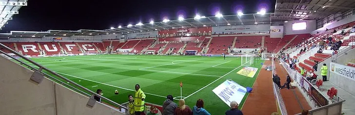 Góc nhìn toàn cảnh bên trong New York Stadium, một trong những sân bóng đá hiện đại nhất nước Anh