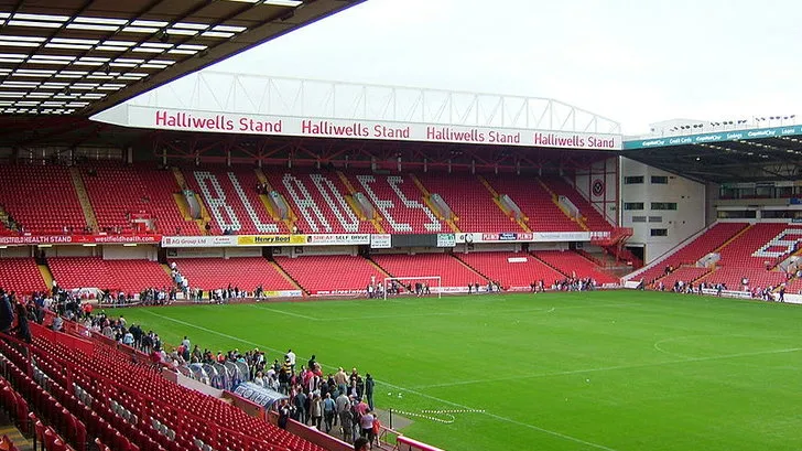 Góc nhìn toàn cảnh các khán đài bên trong sân Bramall Lane