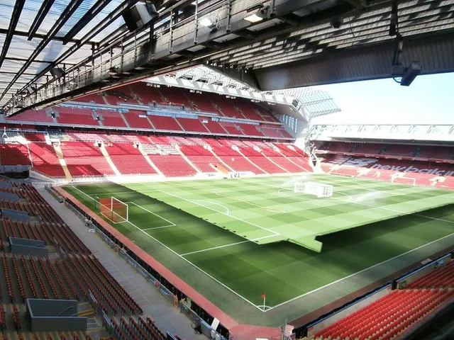 Góc nhìn toàn cảnh sân Anfield từ phòng điều khiển, nơi giám sát mọi hoạt động trong ngày thi đấu