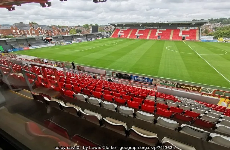 Góc nhìn toàn cảnh sân cỏ St. James Park Exeter từ khán đài, sẵn sàng cho trận đấu bóng đá