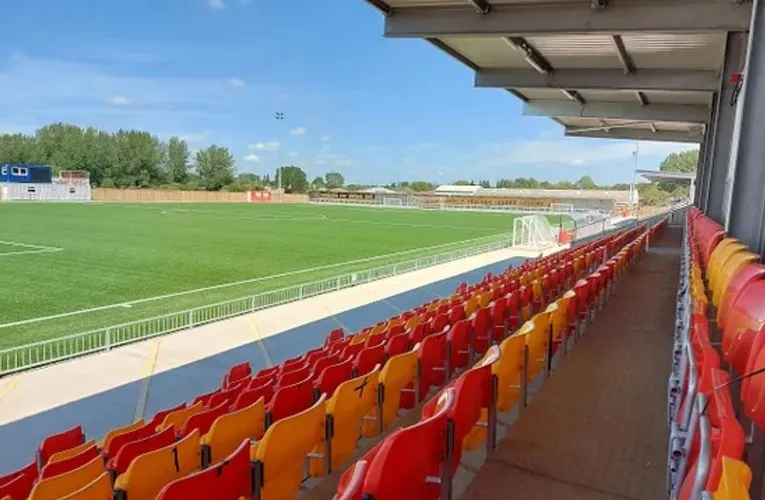 Góc nhìn toàn cảnh sân cỏ từ khán đài Meadow Park, cho thấy tầm nhìn rõ ràng từ mọi vị trí ghế ngồi.