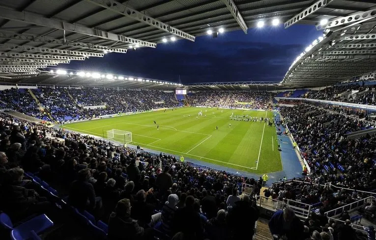 Góc nhìn toàn cảnh từ khán đài bên trong sân vận động Madejski, sân nhà của Reading FC