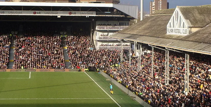 Góc nhìn từ khán đài bên trong sân Craven Cottage trong một trận đấu Ngoại hạng Anh
