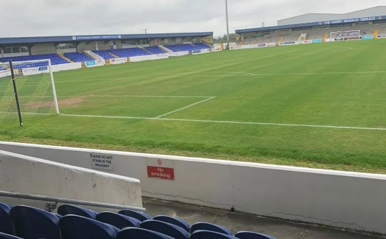 Góc nhìn từ khán đài bên trong sân Deva Stadium, cho thấy không khí các trận đấu của Chester FC.
