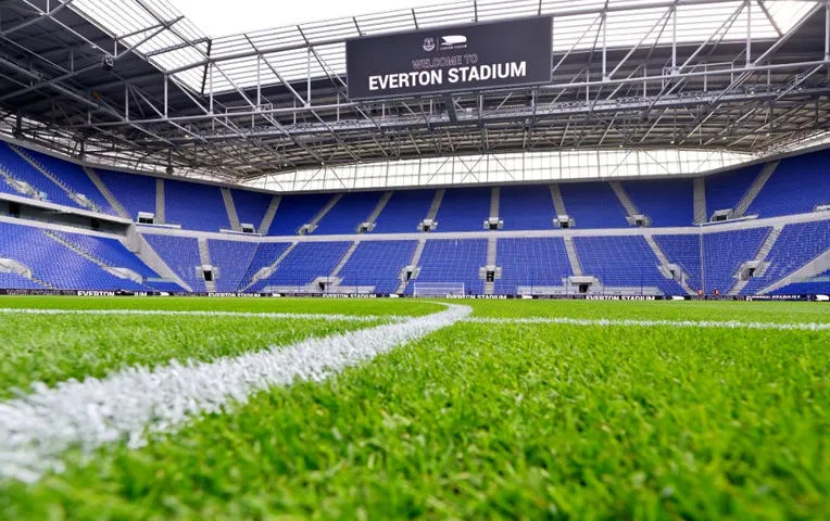 Góc nhìn từ khán đài bên trong sân Hill Dickinson Stadium, cho thấy thiết kế hiện đại
