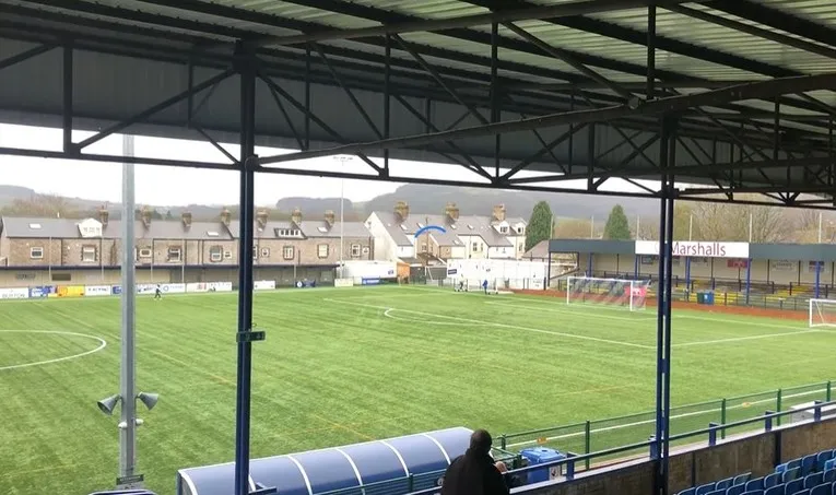 Góc nhìn từ khán đài chính Main Stand ra sân cỏ Silverlands, sân nhà của Buxton FC
