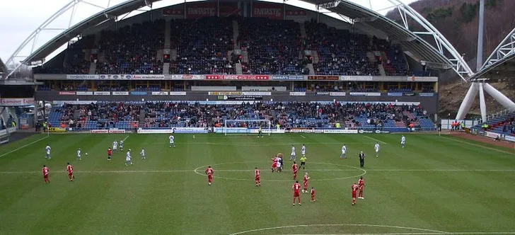 Góc nhìn từ khán đài John Smith's Stadium, nơi khán giả hòa mình vào không khí trận đấu