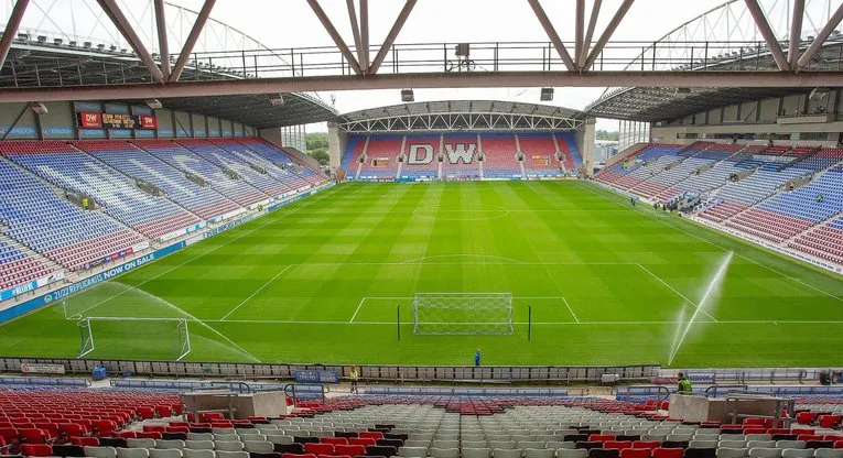 Góc nhìn từ khán đài sân Brick Community Stadium, cho thấy tầm nhìn rõ ràng ra sân đấu