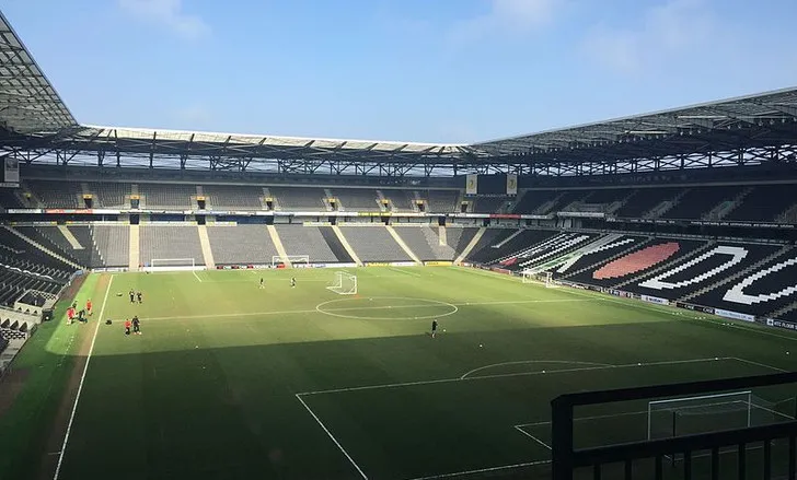 Góc nhìn từ khán đài Stadium MK, cho thấy hàng ghế trống và sự rộng lớn của sân vận động