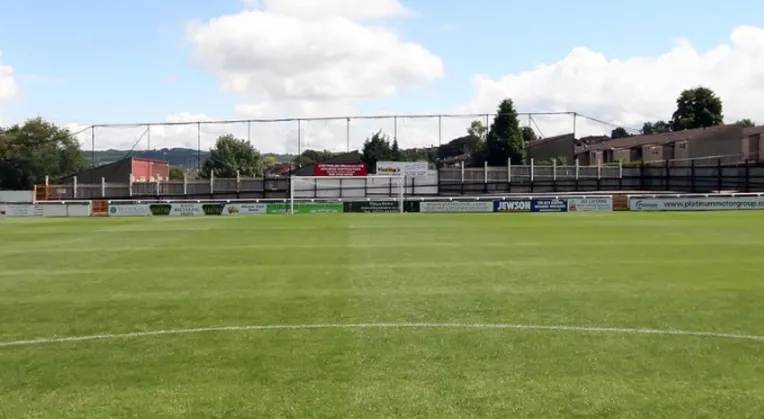 Góc nhìn từ khán đài The Bath End tại sân Twerton Park
