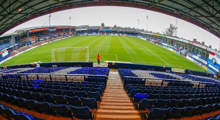 Góc nhìn từ khán đài về phía sân đấu Kenilworth Road, cảm nhận không khí sôi động của Luton Town.