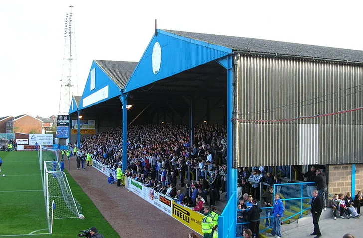 Góc nhìn từ khán đài Warwick Road End, sân nhà Carlisle United