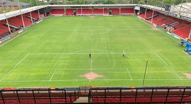 Góc nhìn từ khán đài xuống mặt sân Bescot xanh mướt, sẵn sàng cho trận đấu của Walsall