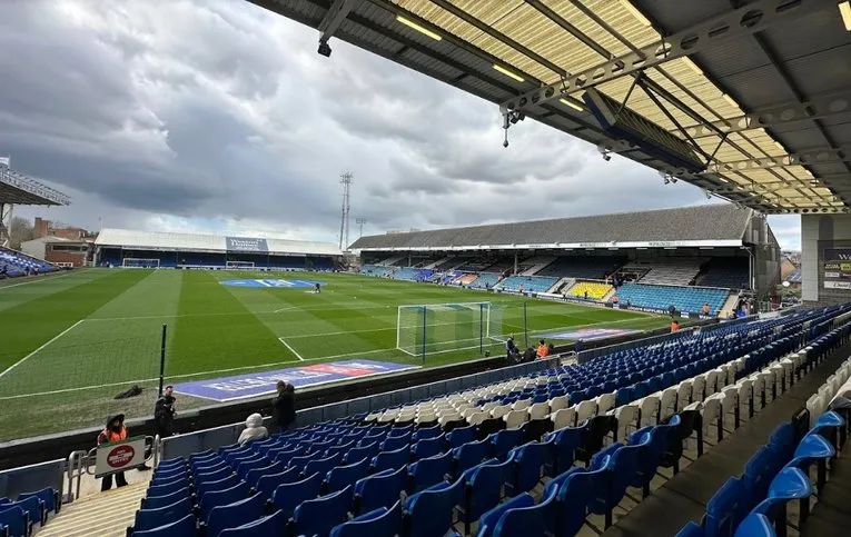 Góc nhìn từ khán đài xuống sân cỏ Weston Homes Stadium, sân của Peterborough United