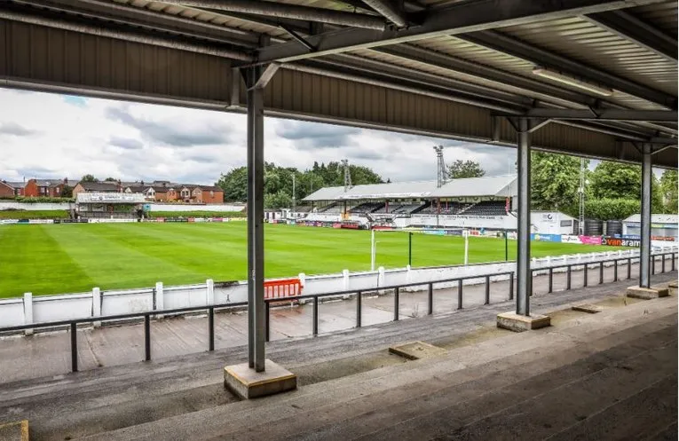 Góc nhìn từ khu khán đài đứng của sân Victory Park Chorley