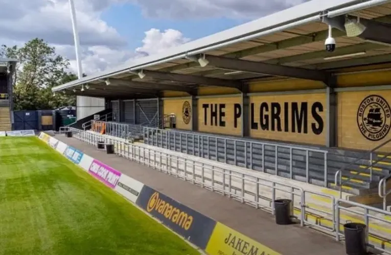 Góc nhìn từ khu vực khán đài đứng Jakemans Stand tại sân Boston Community Stadium