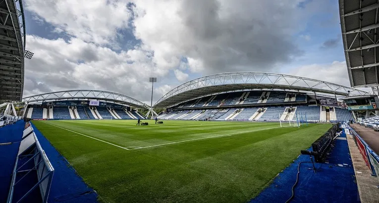 Góc nhìn từ sân cỏ John Smith's Stadium, sát sàn sạt từng pha bóng