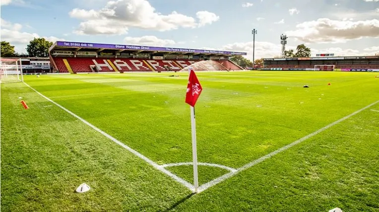 Góc sân Aggborough với cột cờ phạt góc, biểu tượng quen thuộc tại sân nhà của Kidderminster Harriers