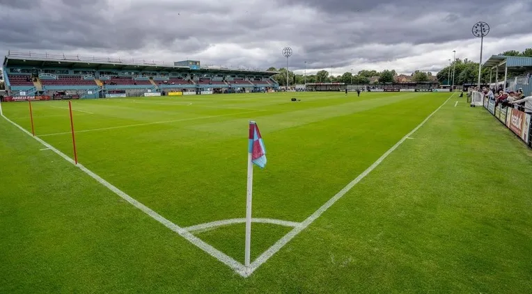 Góc sân và cột cờ tại Mariners Park, nơi diễn ra các trận cầu kịch tính của South Shields FC