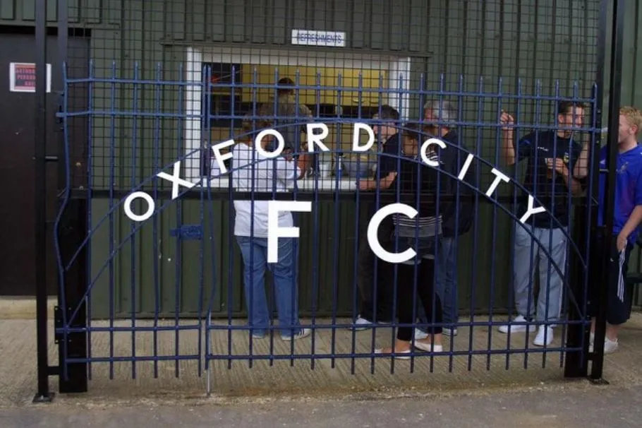 Hàng rào cũ kỹ tại sân của Oxford City FC - Nét đặc trưng bóng đá hạng thấp
