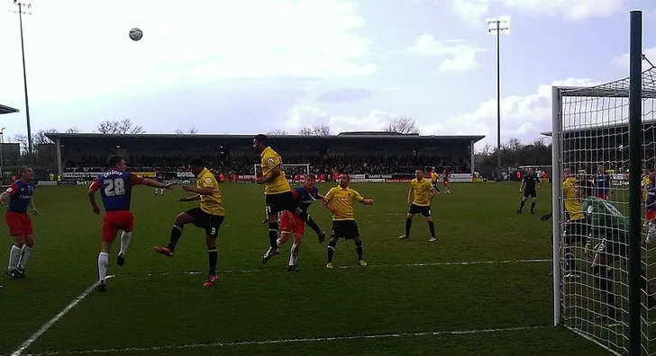 Hình ảnh cầu thủ Burton Albion trên sân