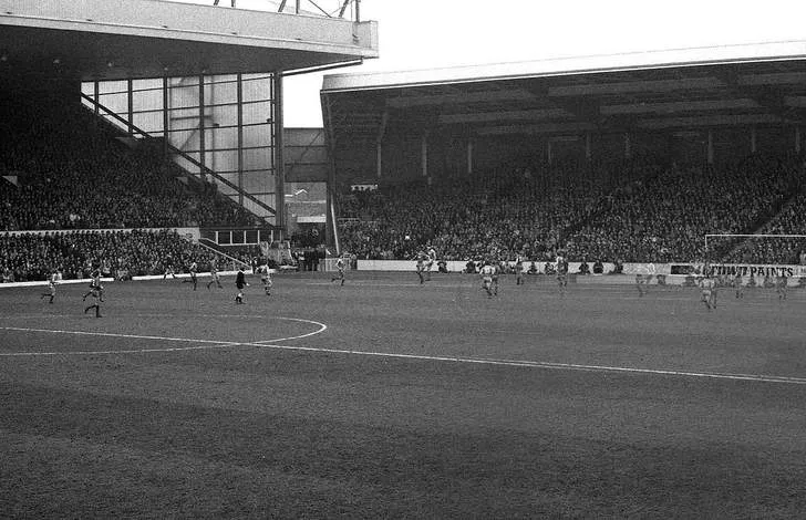 Hình ảnh cũ của khán đài Centenary Stand tại sân Anfield, gợi nhớ lịch sử phát triển của sân vận động