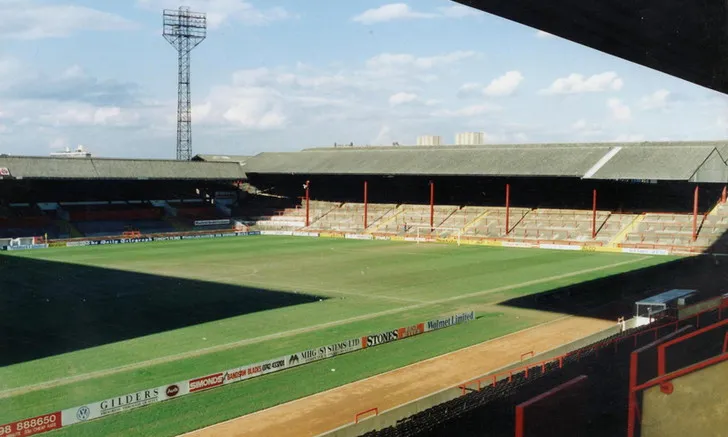 Hình ảnh khán đài Kop và John Street của sân Bramall Lane vào năm 1989