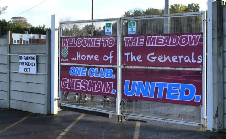 Hình ảnh lịch sử sân The Meadow của Chesham United, một địa điểm lâu đời gắn liền với câu lạc bộ.