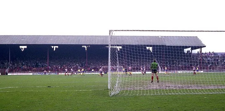 Hình ảnh sân Bramall Lane từ năm 1983, cho thấy sự thay đổi theo thời gian