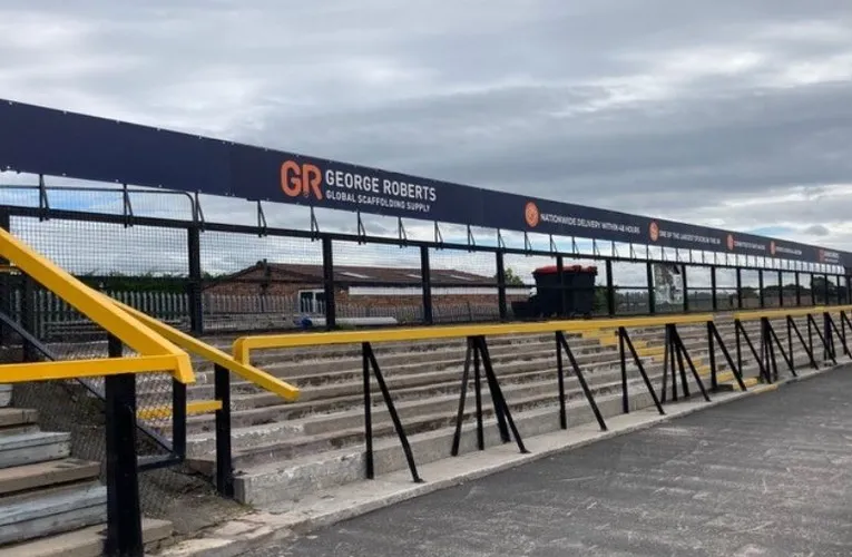Khán đài Blowick End, khu vực dành cho cổ động viên đội khách ở sân Haig Avenue