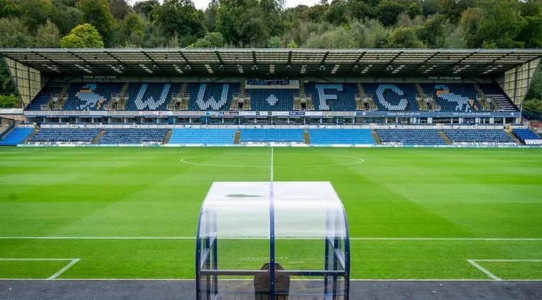 Khán đài chính Adams Park, nơi diễn ra các trận cầu kịch tính của Wycombe.