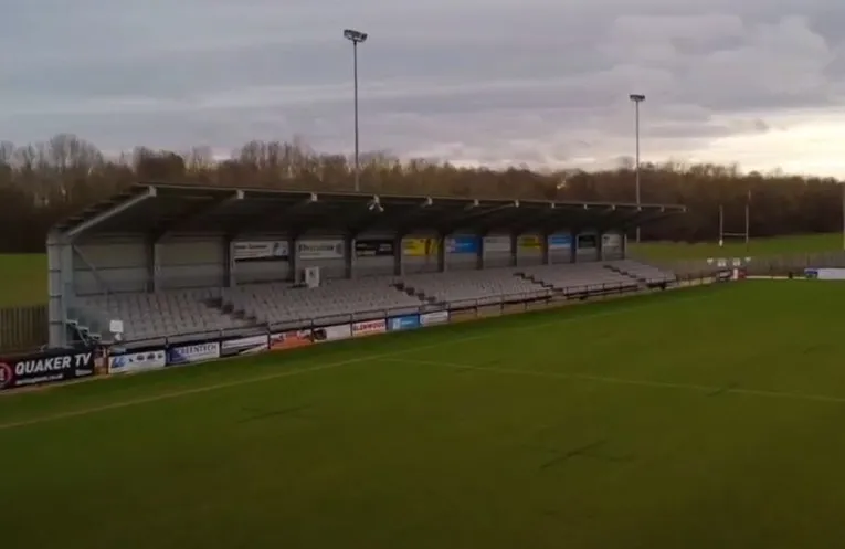 Khán đài chính có mái che tại sân Blackwell Meadows dành cho người hâm mộ