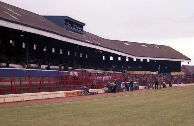 Khán đài chính cũ tại sân Ewood Park năm 1985, cho thấy sự thay đổi kiến trúc sân nhà Blackburn