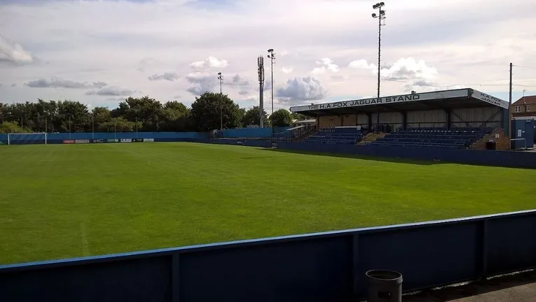 Khán đài chính Main Stand có mái che tại sân vận động The Citadel của Farsley Celtic