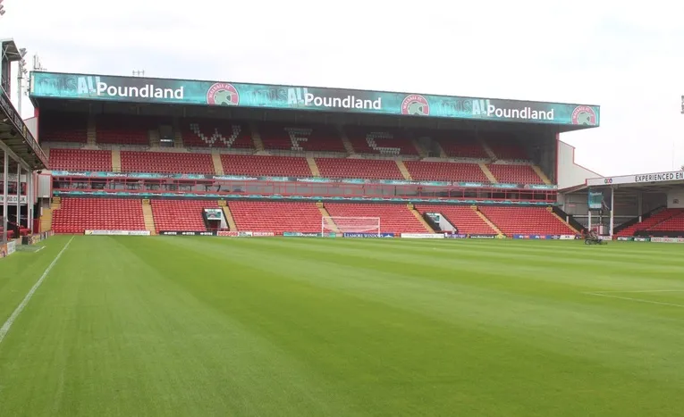 Khán đài chính (Main Stand) của sân Bescot, nơi có các khu vực VIP và ghế ngồi êm ái