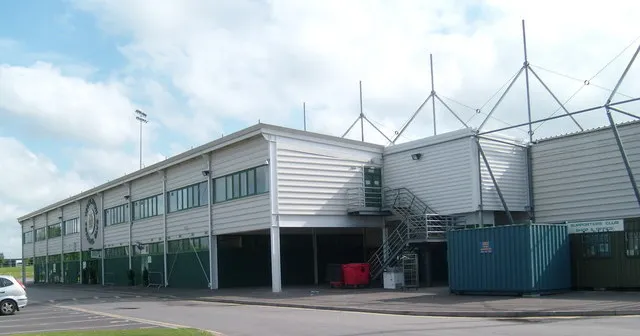 Khán đài chính (Main Stand) của sân Huish Park, nơi có các khu vực VIP và đường hầm