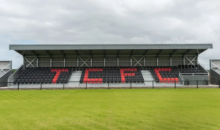 Khán đài chính (Main Stand) của Truro Sports Hub, nơi có khu vực ghế ngồi cho người hâm mộ