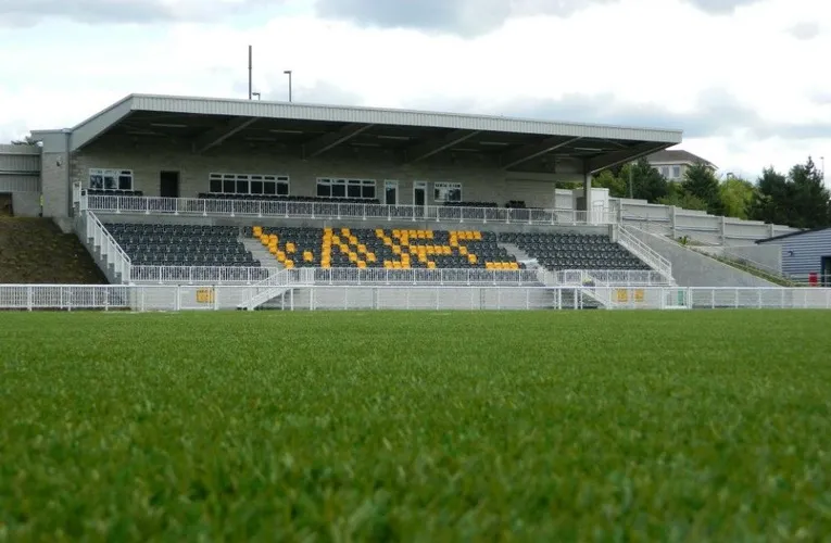 Khán đài chính (Main Stand) tại Gallagher Stadium, sân nhà của Maidstone United.