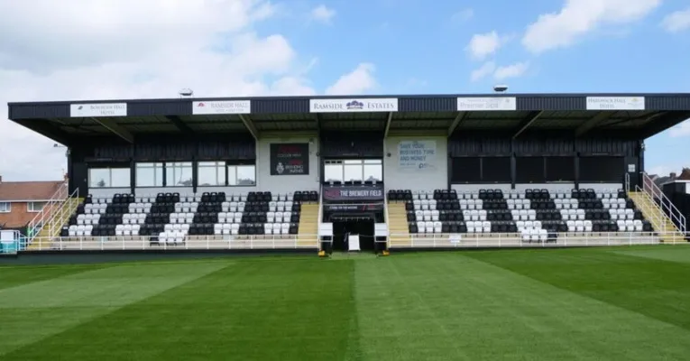 Khán đài chính Ramside Estates Main Stand tại sân Brewery Field, nơi tập trung nhiều CĐV nhà của Spennymoor Town