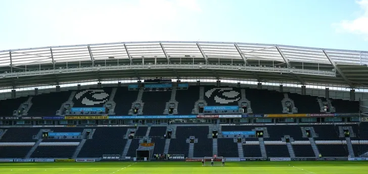 Khán đài chính sân MKM, thiết kế hiện đại và rộng rãi, phục vụ CĐV Hull City.
