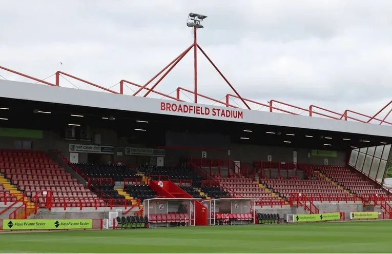 Khán đài chính (West Stand) của sân Broadfield, nơi tập trung nhiều tiện ích nhất của Crawley Town FC