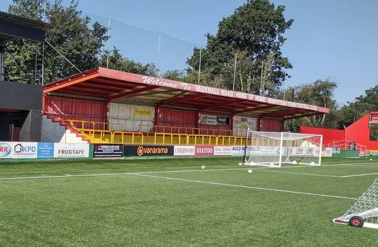 Khán đài có mái che và các bậc thang đứng của sân Vauxhall Road, Hemel Hempstead
