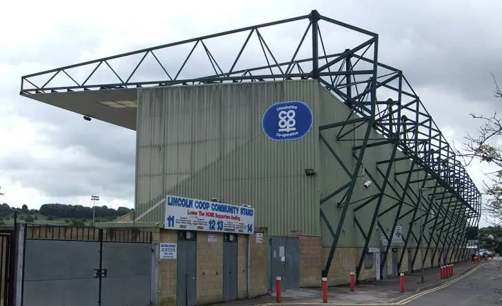 Khán đài Co-Op Community Stand tại sân Sincil Bank, nơi hội tụ những cổ động viên Lincoln City cuồng nhiệt