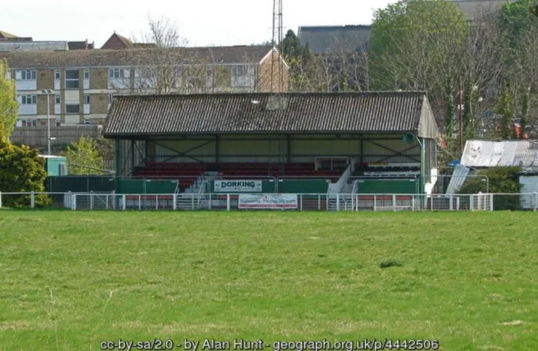 Khán đài cũ sân Meadowbank của Dorking FC