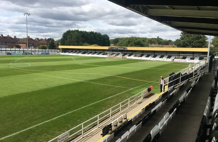 Khán đài dành cho CĐV khách phía sau khung thành tại sân Brewery Field của Spennymoor Town