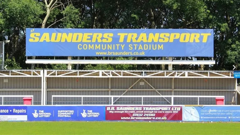 Khán đài đứng (terraces) tại sân Cherrywood Road, nơi các cổ động viên cuồng nhiệt nhất của Farnborough FC tụ tập.