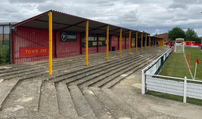 Khán đài đứng Town End tại Spencer Stadium, nơi cổ động viên có thể hòa mình vào không khí trận đấu