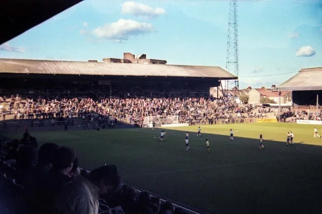 Khán đài Hammersmith End những năm 1980 tại sân Fulham, nơi CĐV cuồng nhiệt